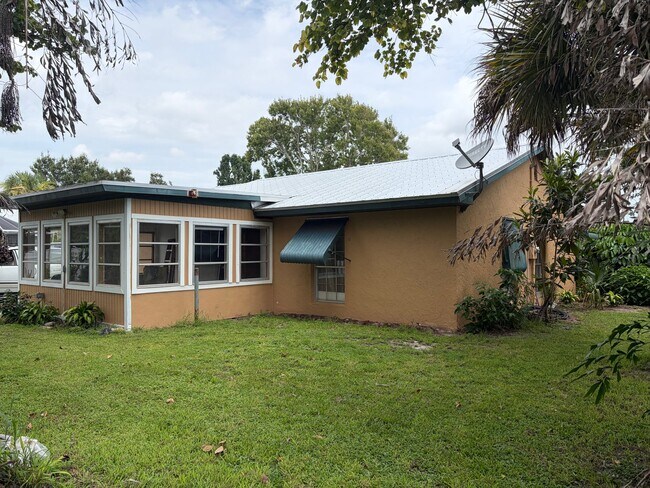 Building Photo - 217 Dickens Ave