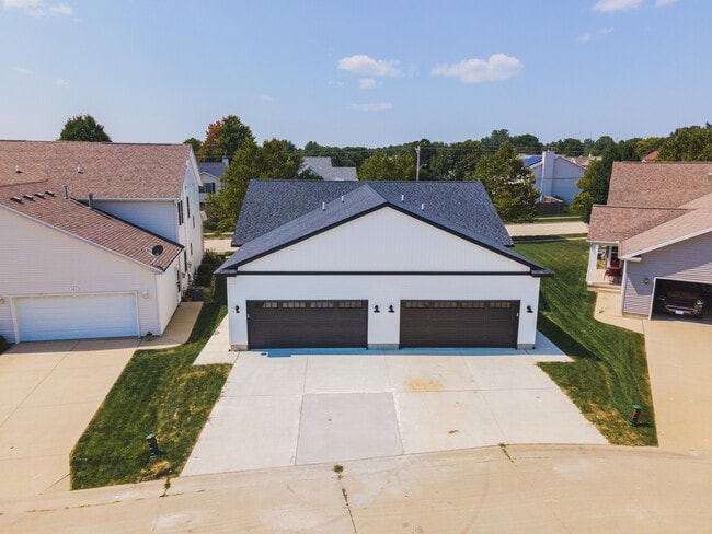 Building Photo - 1613 Belclare Rd