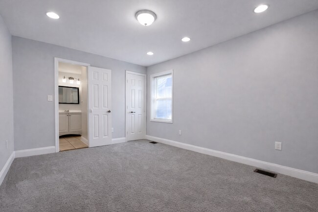 Building Photo - Charming 2BR Home with Yard, Porch & In-Home Laundry