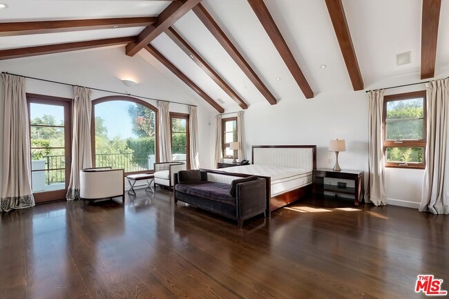 Building Photo - 2134 La Mesa Dr
