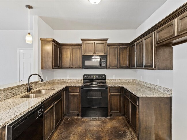 Building Photo - 3BR 2BA duplex with 2 car garage!!