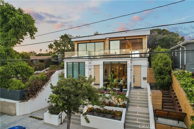 Building Photo - 723 Pier Ave