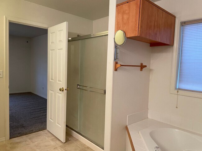 Building Photo - ***HALF MONTH RENT FREE***FANTASTIC 4 Bed 2.5 Bath Home in Salmon Creek! HUGE side yard and back ...