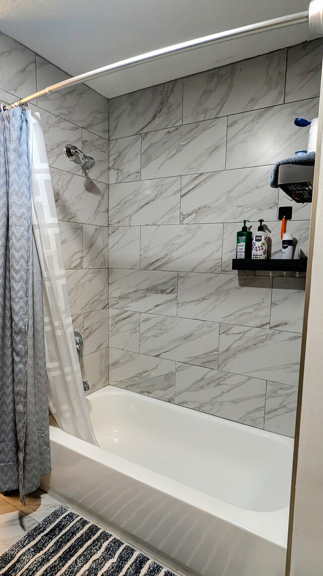 Building Photo - 2 Bed 1.5 Bath Condo