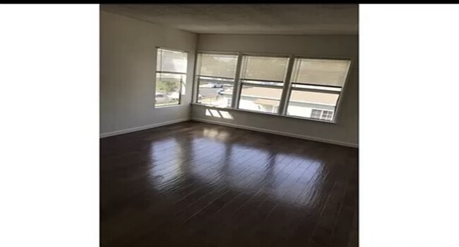 Building Photo - 9134 S Manhattan Pl