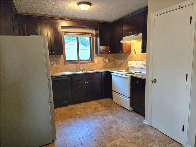 Building Photo - 2982 Hillwood Dr NW