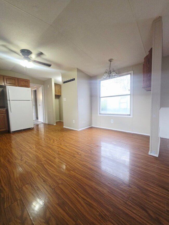 Building Photo - 3 bedroom, 2 bath Mobile Home in Yorktowne