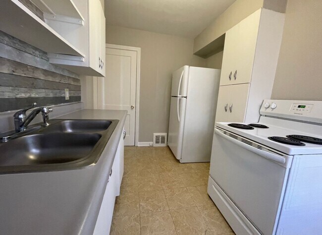 Building Photo - Stunning 2 Bedroom Townhome