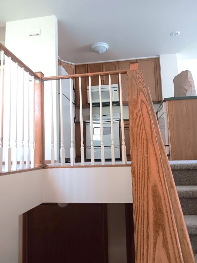 Building Photo - WEST SIDE - SPACIOUS TWO STORY 3 BED/2.5 BATH DUPLEX!