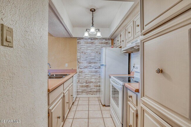 Building Photo - 6201 Escondido Dr