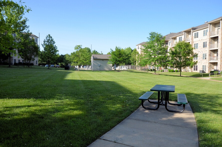 Building Photo - 3000 Fountainview Cir