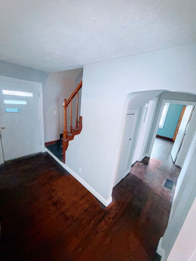 Building Photo - 4 Bedroom 1 Bathroom Home