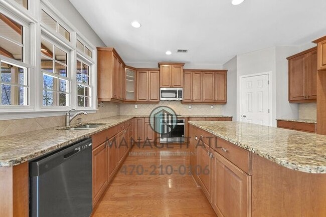 Building Photo - Fabulous 5-bedroom house with modern ameni...