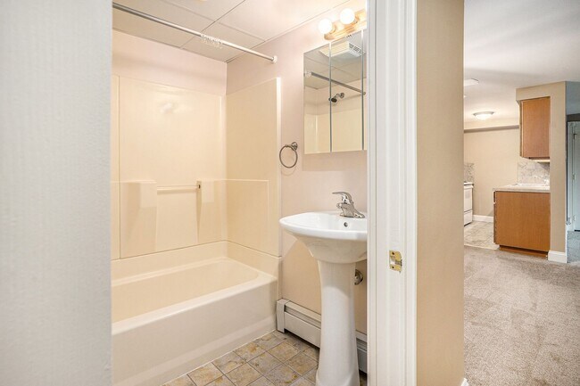 Building Photo - Almont Terrace - 730