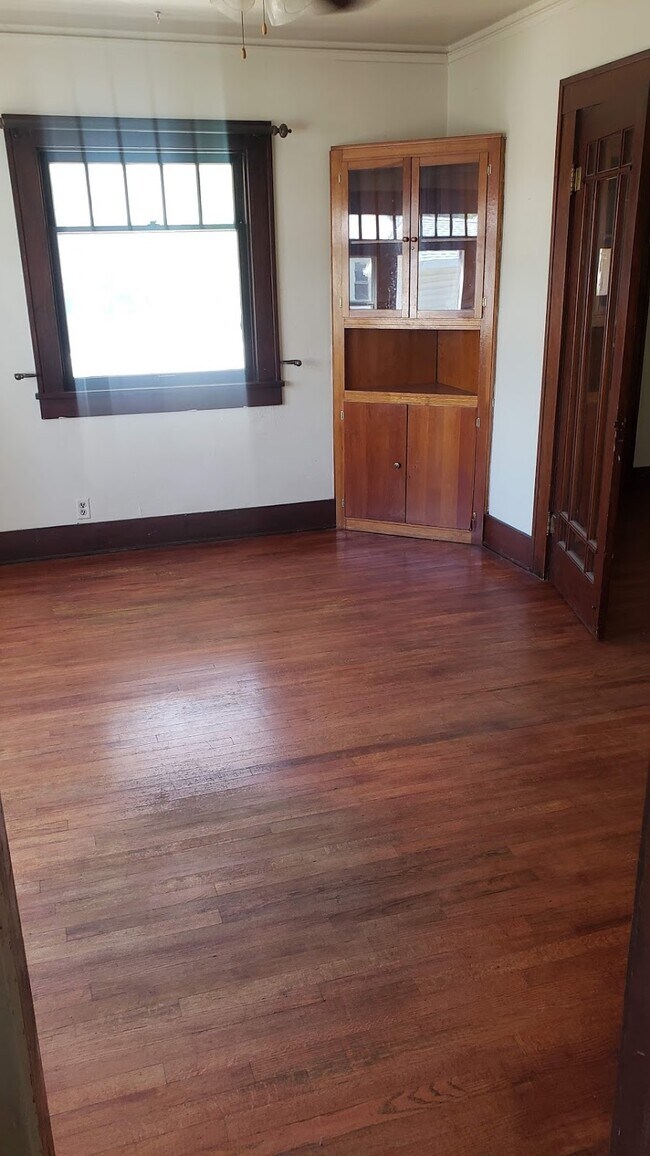 Building Photo - 803 E Flint St