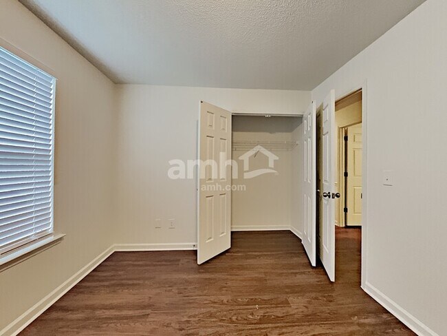 Building Photo - 914 Lucky Cir