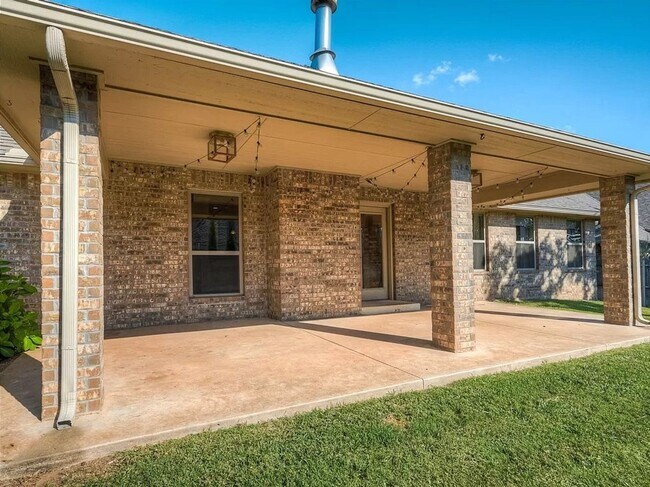 Building Photo - 629 Martina Ln