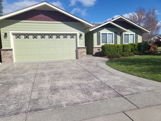 Building Photo - 3 bed 2 bath Home for Rent in Grants Pass