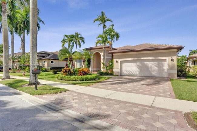 Building Photo - 2553 Jardin Manor