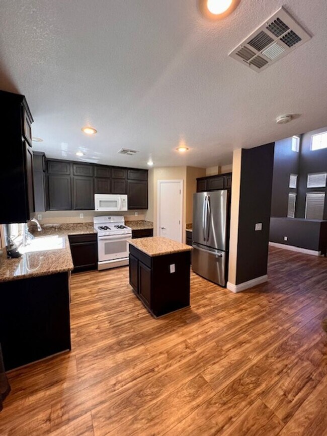 Building Photo - Cul-de-Sac Gated Community / Gated Communi...