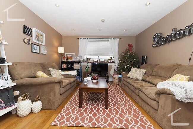 Building Photo - Charming 1 Bedroom-