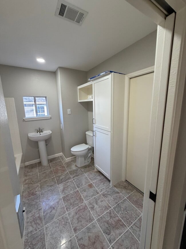 Building Photo - 1554 Scharpe St