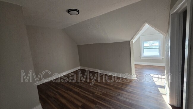 Building Photo - 1413 Court Ave