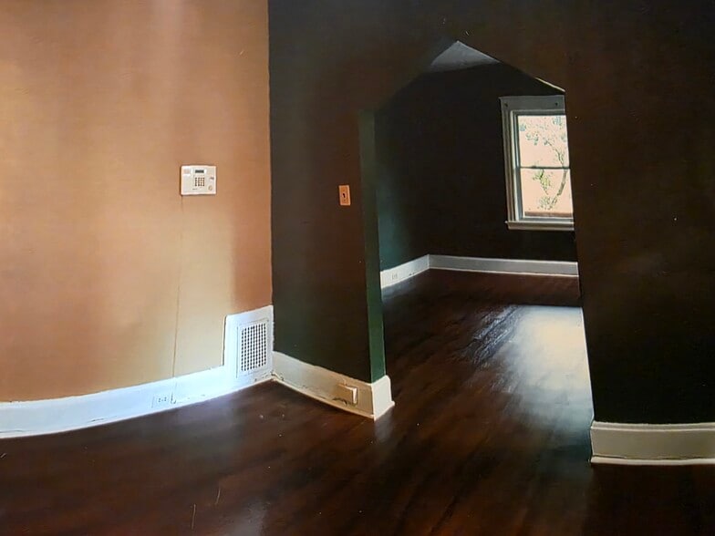 Building Photo - 735 E Mitchell Ave