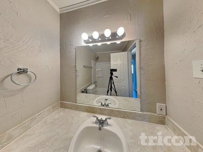 Building Photo - 1142 Shadyglen Cir