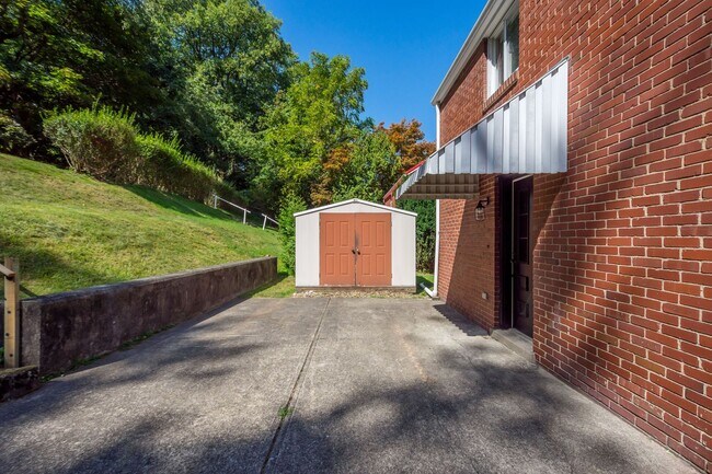 Building Photo - AVAILABLE OCT 1ST!! RENOVATED 3-BEDROOM PENN HILLS!!