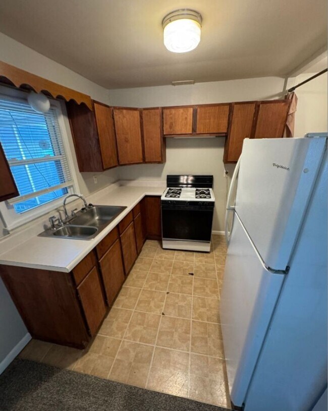 Building Photo - Coming Soon: Cozy 3-Bedroom Home with Scre...
