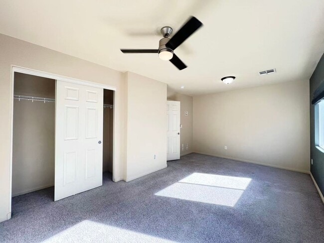 Building Photo - Beautiful 2 story single house