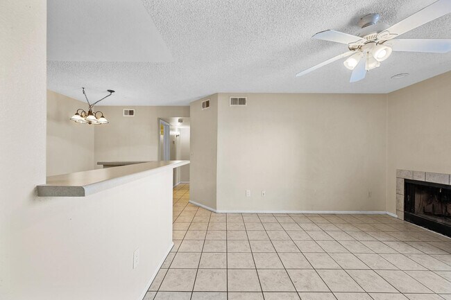 Building Photo - 533 W Guadalupe Rd
