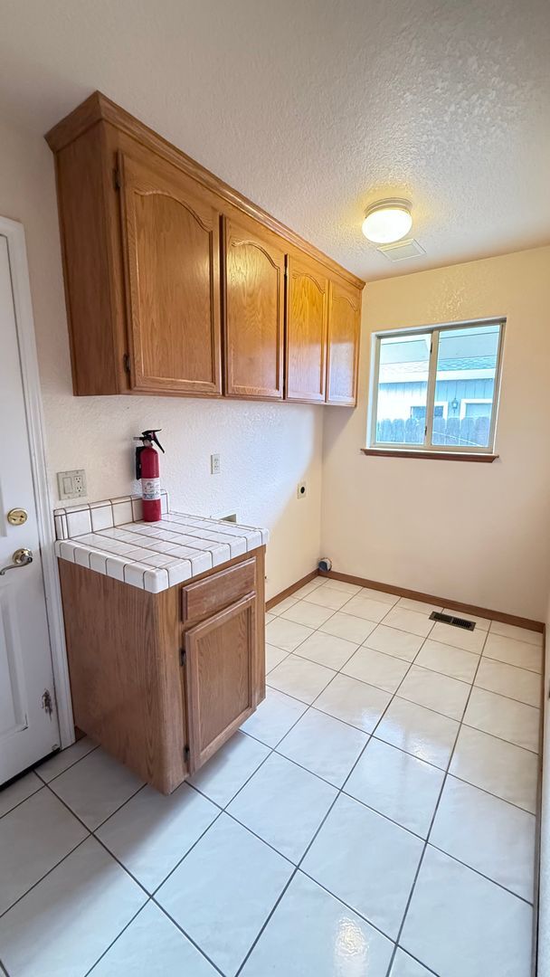 Building Photo - Single Story 3 Bedroom 2.5 Bath