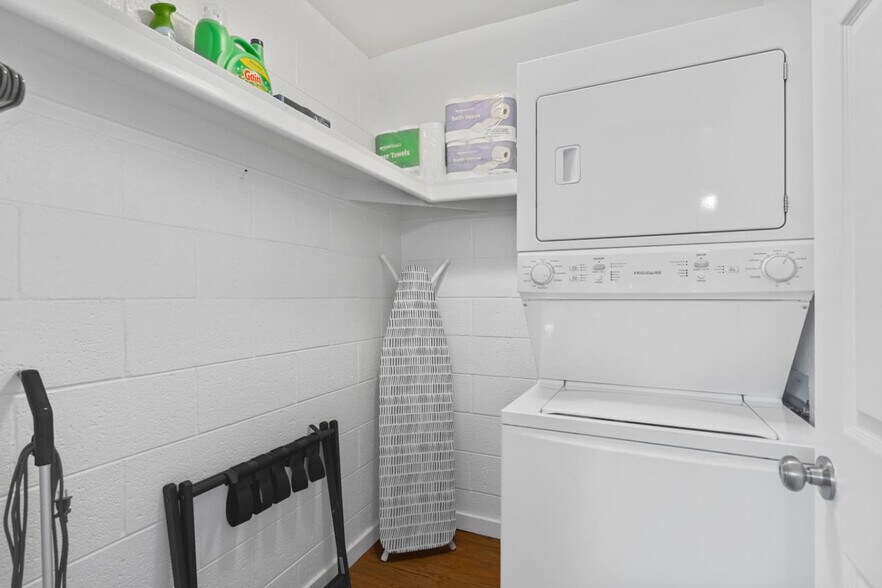 Building Photo - 109 E Broadway Rd