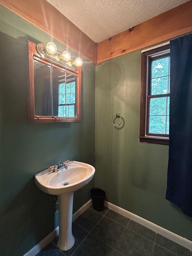 Building Photo - 4/2.5 in Beautiful Warrensville! Lots of S...