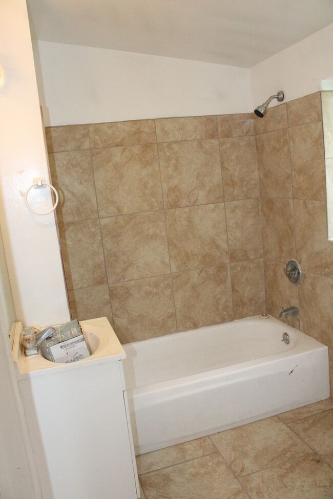 Building Photo - 1 Bedroom, 1 Bathroom House in Antioch wit...