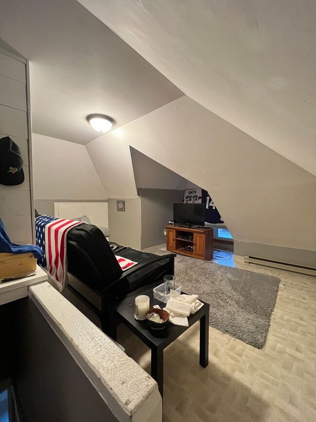 Building Photo - AVAILABLE NOW - Large 4 bedroom in Lakesid...