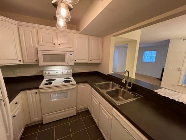 Building Photo - Parkridge Lane - ITB Condo Available for P...