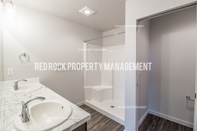 Building Photo - 303 Woodlawn Ln