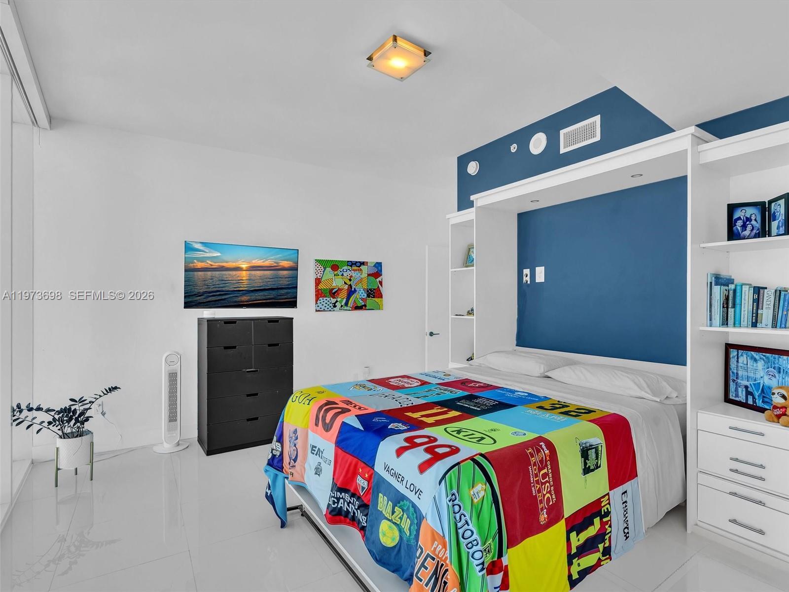 Building Photo - 2020 N Bayshore Dr