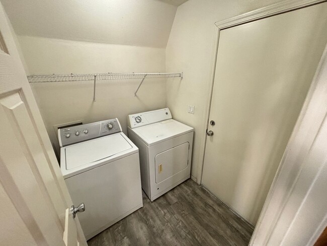 Building Photo - Beautiful 4Bed/2.5 Bath/2Car 2 Story Home nestled in this beautiful Southwest Community near Rhod...