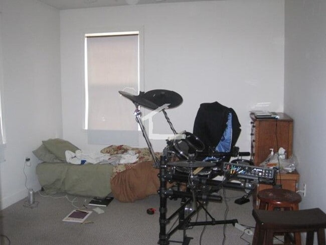 Building Photo - Pets Friendly, Laundry on a Site, Central Heat/AC, Eat-in Kitchen, Private Porch