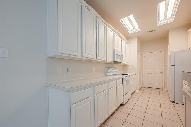 Building Photo - 14 Scenic Brook Ct