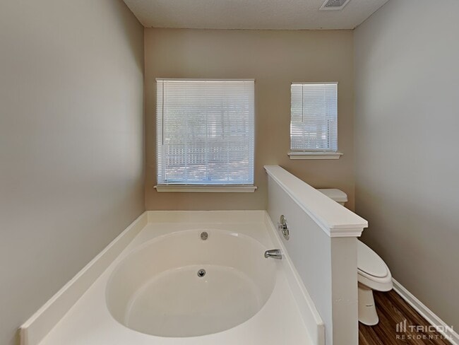 Building Photo - 101 Royal Crest Dr