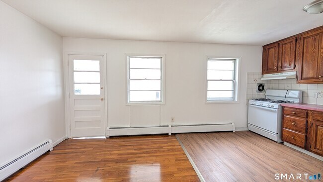 Building Photo - 14 Fairview Dr