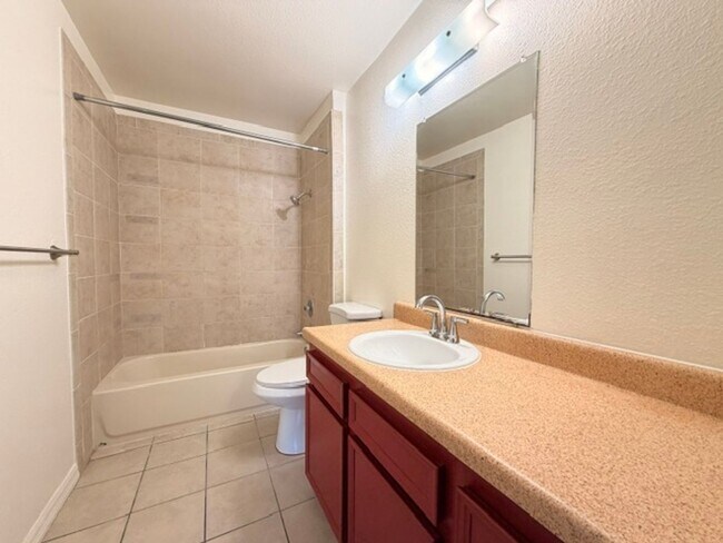 Building Photo - Spacious 2 Bedroom 2 Bathroom Condo with Large Balcony in Mission Valley