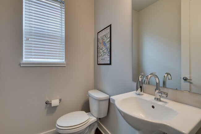 Building Photo - *Beautiful Modern 3 Bed Kirkland Townhome Available Now!*