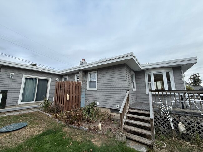 Building Photo - 18 Bay St