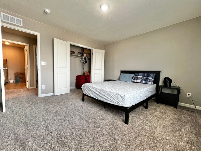 Building Photo - 4 Bed 3 Bath Available August 1st in Windsor!!!